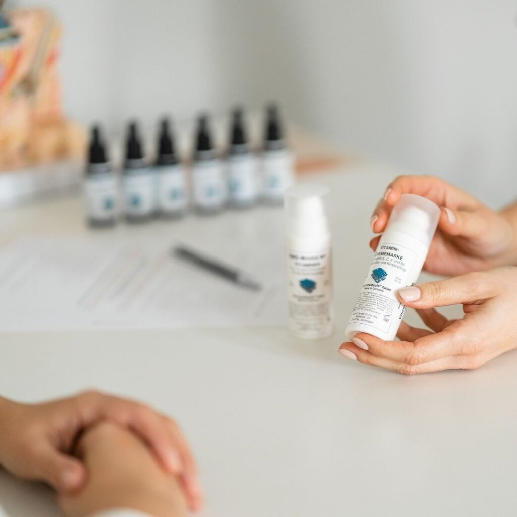 Prezentacja kremu do kornoterapii w gabinecie estetycznym.