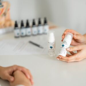 Prezentacja kremu do kornoterapii w gabinecie estetycznym.